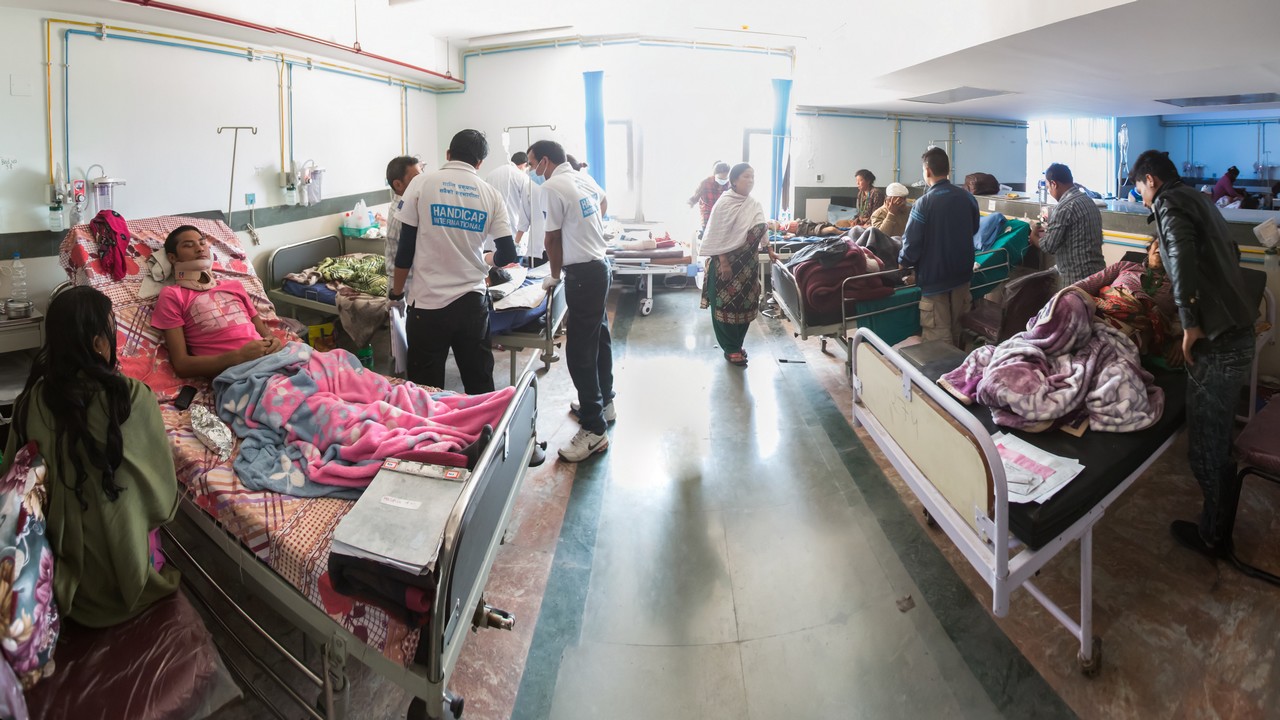 Hôpital Bir, 27 avril 2015. les équipes de Handicap International évaluent les besoins des personnes blessées par le séisme du 25 avril.