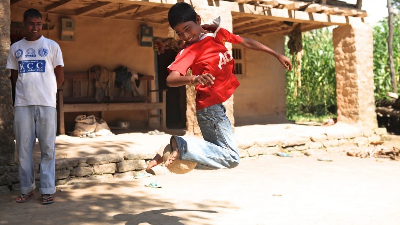Khem jouant au football