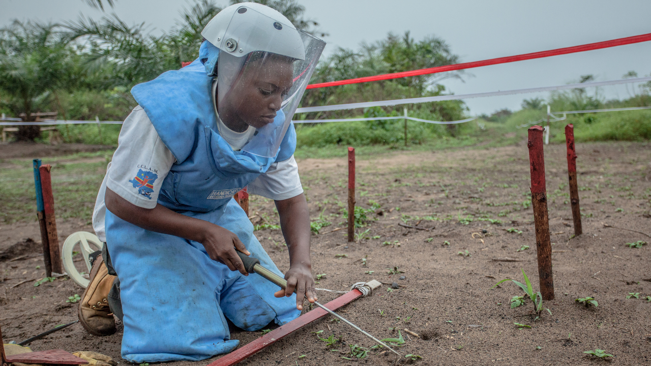 Bijou, démineuse de Handicap International, au cours d’une démonstration des techniques de déminage à Kisangani en RDC