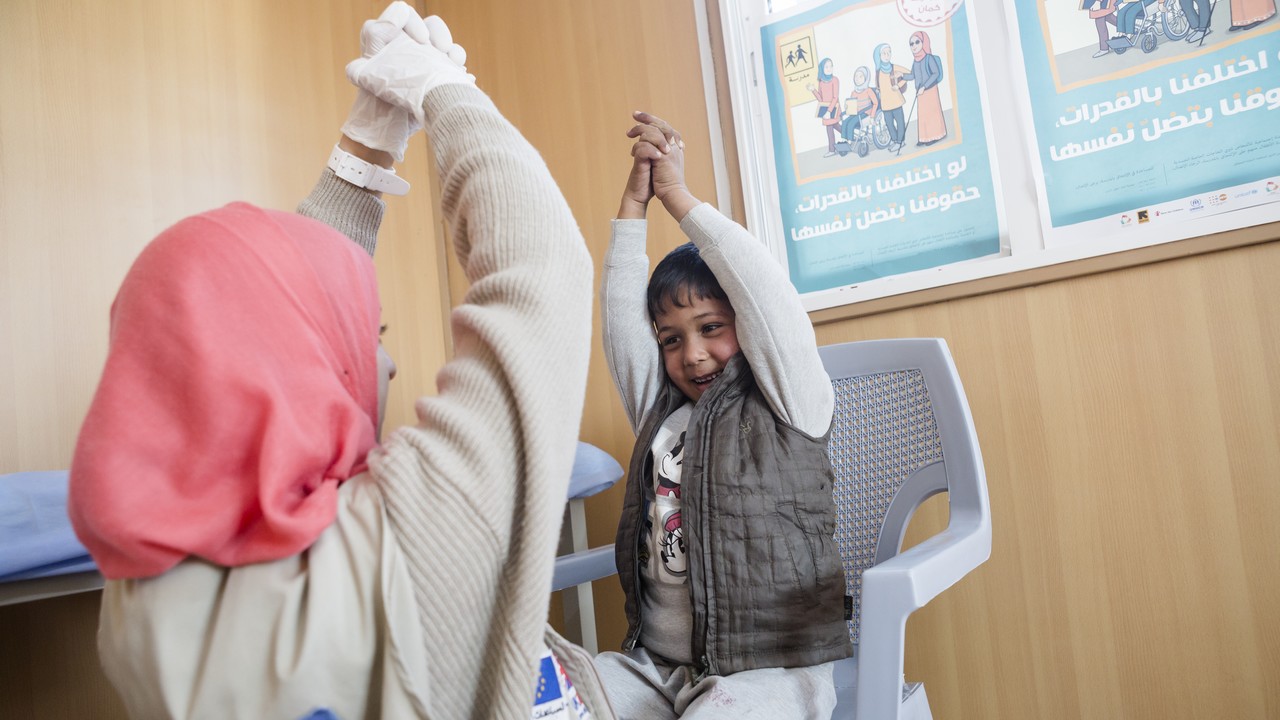 Noor a 5 ans. Depuis sa naissance, il souffre de paralysie du bras droit. Handicap International l'aide à retrouver sa mobilité grâce à des séances de kinésithérapie pour renforcer ses muscles. 