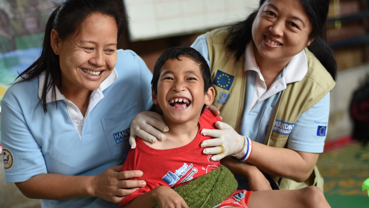 Camp de Mae La, en Thaïlande. Ther Khee est polyhandicapé depuis qu'il est bébé. Comme des milliers d'autres enfants, il est soutenu par Handicap International.