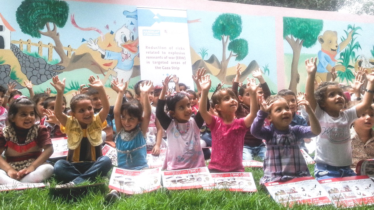Dans la bande de Gaza, sensibilisation d'enfants aux dangers des restes explosifs de guerre