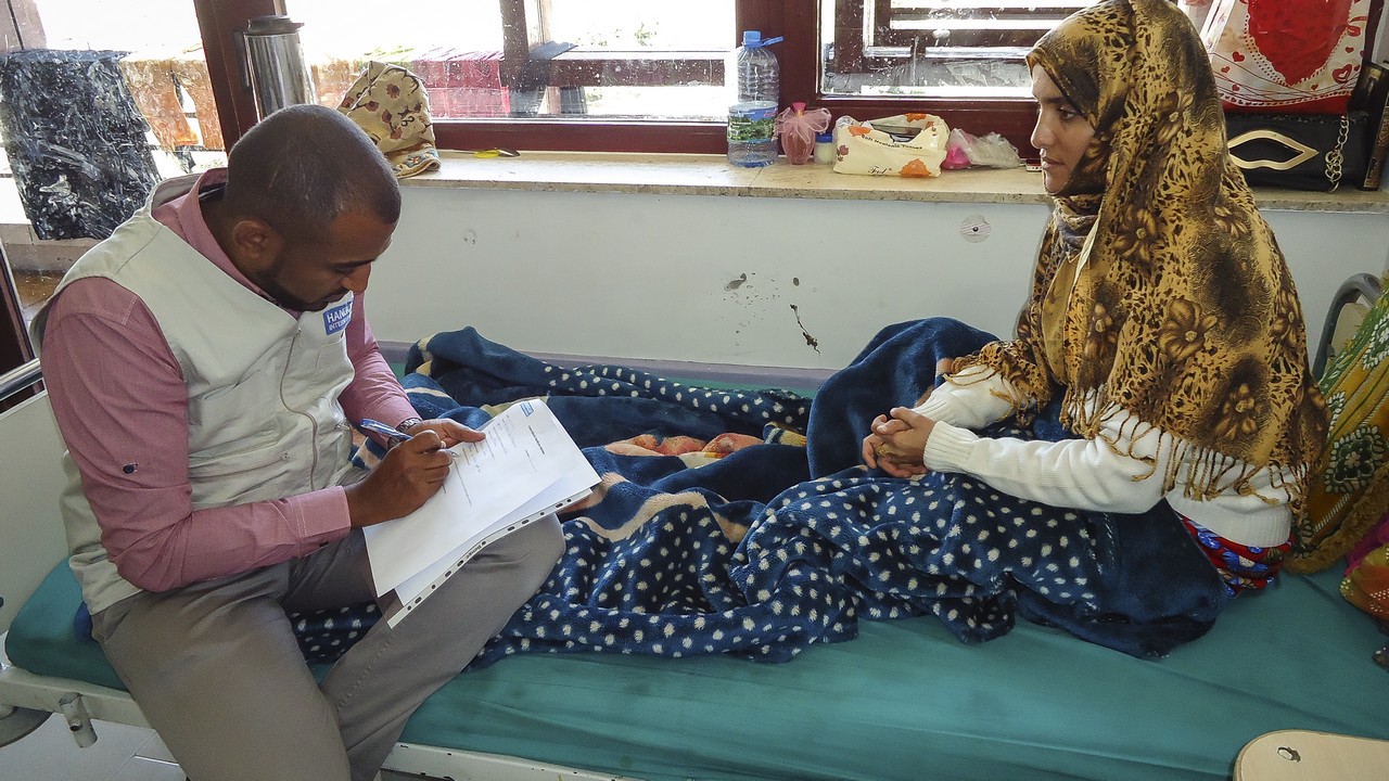 Bushra, 24 ans, à l'hôpital Al-Thawra de Sana'a au Yéman. Blessée à une jambe après un bombardement, elle a été prise en charge par Handicap International qui lui a donné un déambulateur et lui offre des séances de soutien psychosocial.
