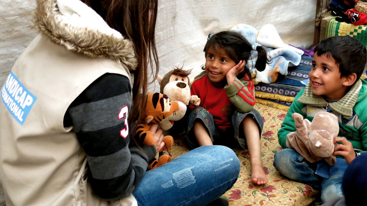 Handicap International a réussi à établir un lien de confiance avec toute la famille de Hamida, traumatisée par les bombardements en Syrie et réfugiée au Liban. L'association leur apporte un soutien psychosocial précieux.