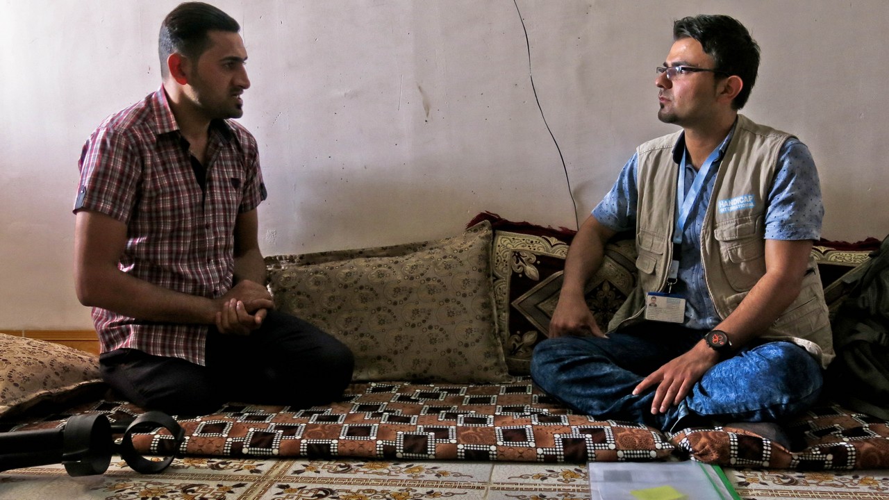 Dans le cadre de l’assistance aux déplacés irakiens, Handicap International propose à Abdelillah des séances de soutien psychosocial et de kinésithérapie qui ont changé sa vie.