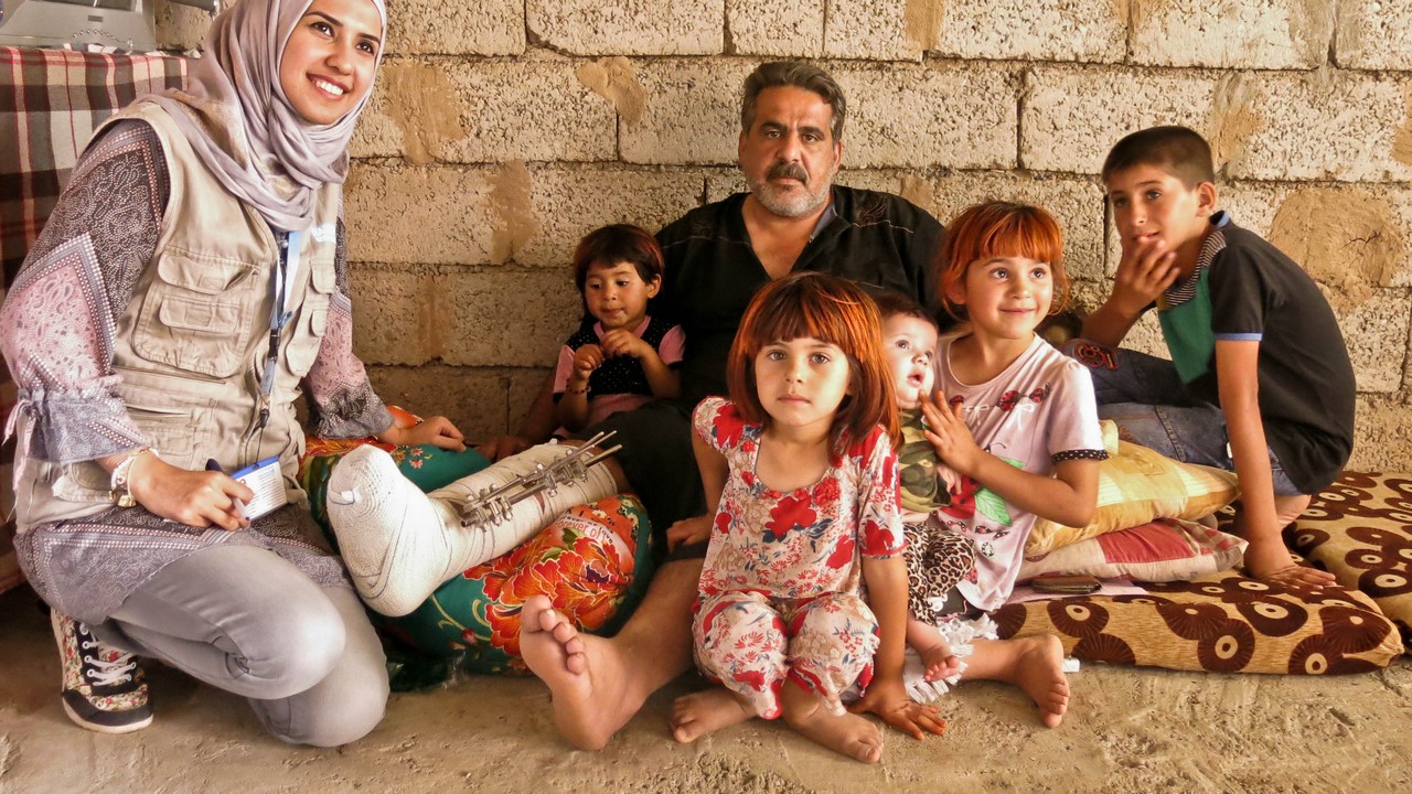 Saadi, 41 ans, vivait en Irak dans le gouvernorat de Salah Al Din mais à cause des combats armés il a dû fuir avec ses enfants vers le gouvernorat de Kirkouk. Lorsqu’il est retourné dans sa maison, quelques mois plus tard, une bombe a explosé lorsqu’il a ouvert la porte. Sa jambe a été blessée et il a failli être amputé. Il n’a pas assez d’argent pour payer son traitement médical et vit dans des conditions très précaires. Handicap International lui fournit des sessions de kinésithérapie et des donations.