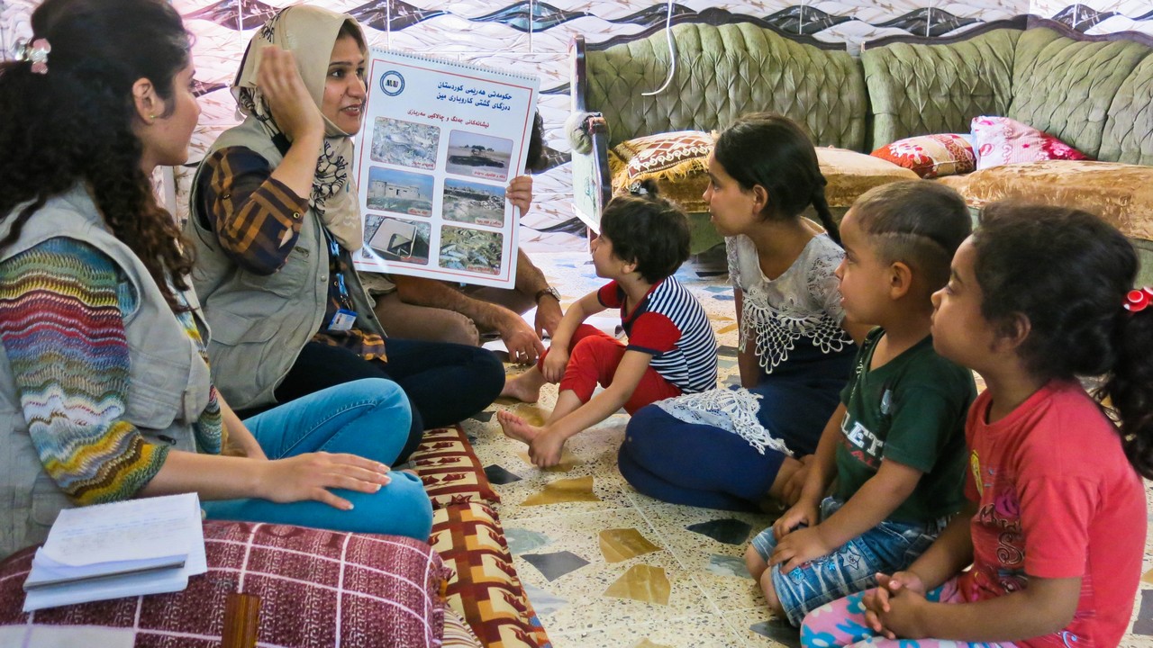 En Irak, Handicap International sensibilise notamment les enfants aux dangers des restes explosifs de guerre