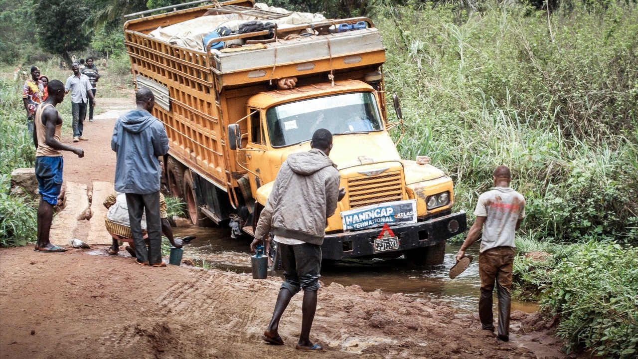 Camion mobilisé par Handicap International pour transporter les biens des organisations humanitaires vers leurs bénéficiaires