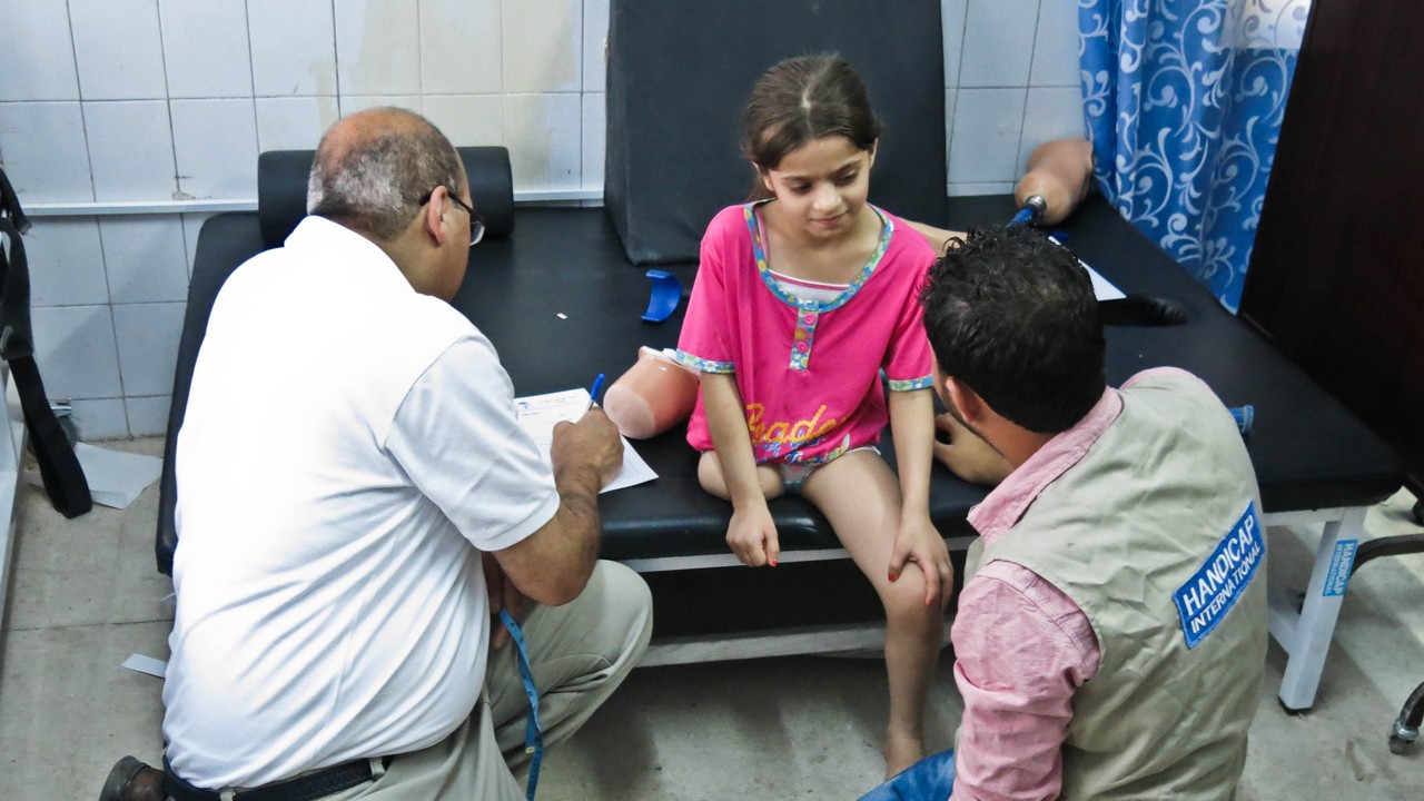 Safa, 8 ans, victime d'un bombardement en Syrie. Handicap International lui a donné un fauteuil roulant et l’a appareillée d’une prothèse.