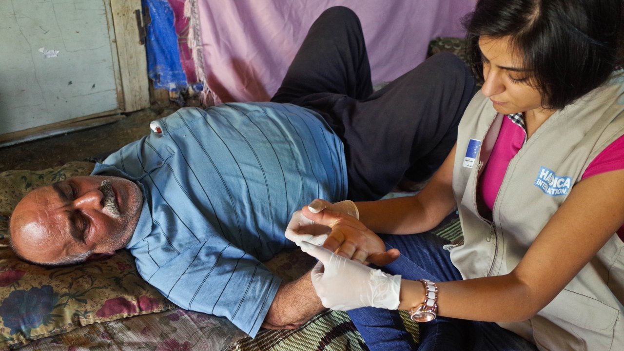 Haitham et Cynthia lors d'une session de kinésithérapie