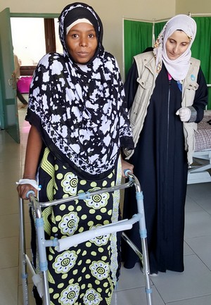 Handicap International Yémen. Nora, amputée suite à un bombardement, bénéficie du soutien de l'association.