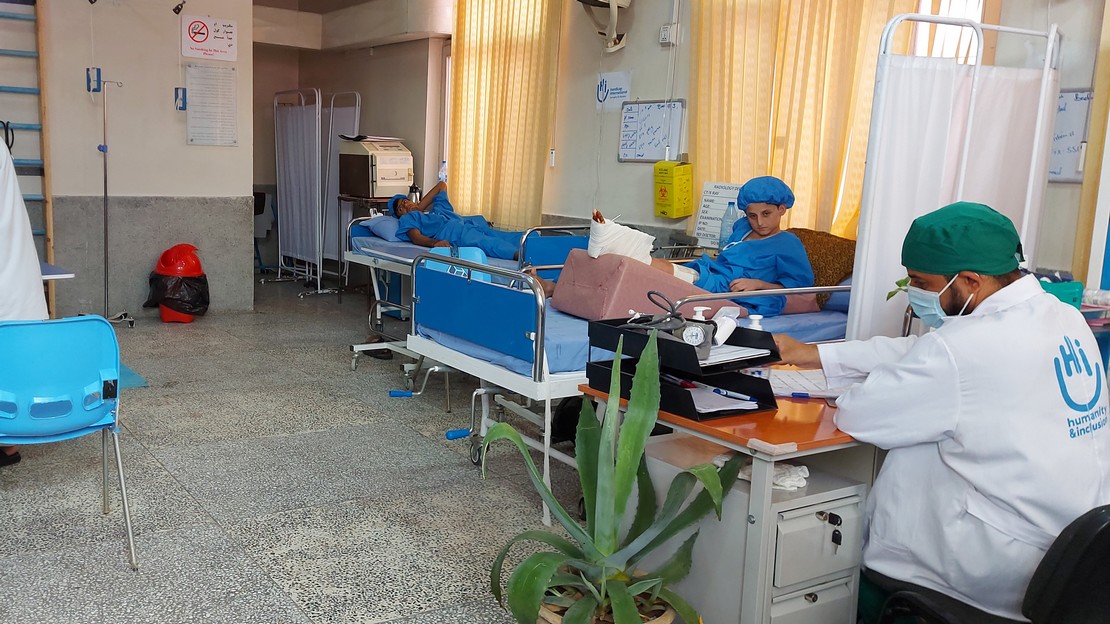Dans l'unité de soins intensifs au centre de réadaptation de Handicap International à Kandahar en Afghanistan