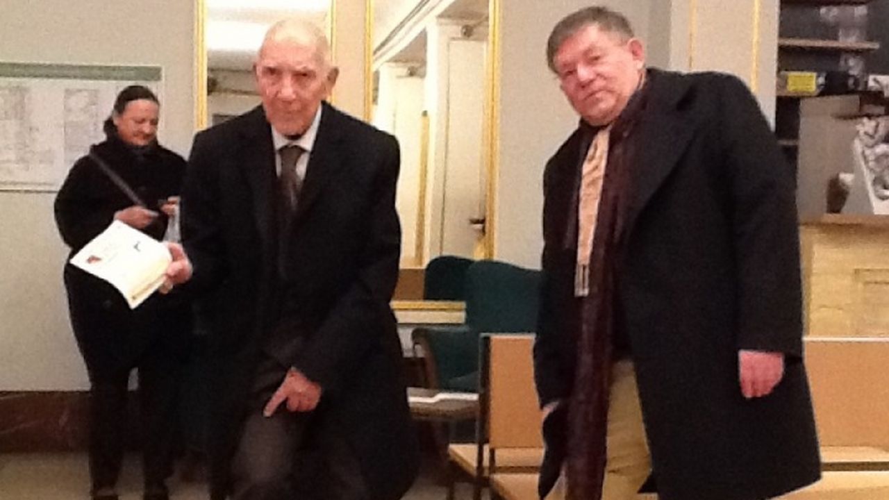 Stéphane Hessel avait accepté l'an dernier de se prêter à la campagne « Lend Your Leg » (prêtez votre jambe)