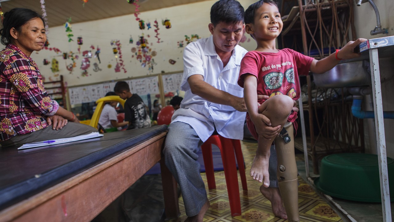Sovannareach est suivi au centre de réadaptation de Kampong Cham au Cambodge, géré par Handicap International