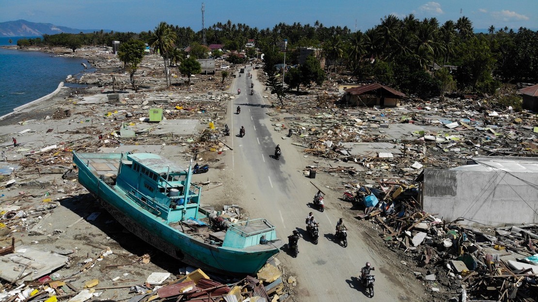 1er octobre 2018, un bateau échoué et des bâtiments effondrés à Palu en Indonésie, après le tremblement de terre et le tsunami qui ont frappé la région le 28 septembre 2018
