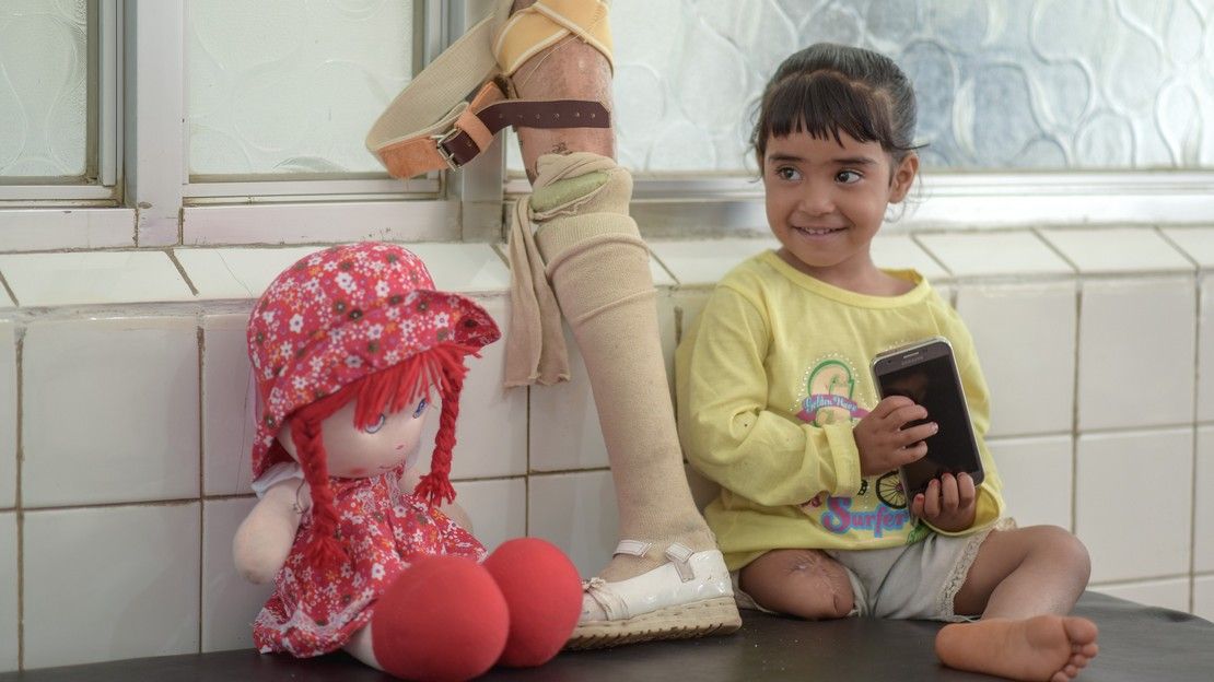 Depuis son accident au Yémen, Hala est prise en charge et suivie par les équipes de Handicap International pour sa réadaptation.