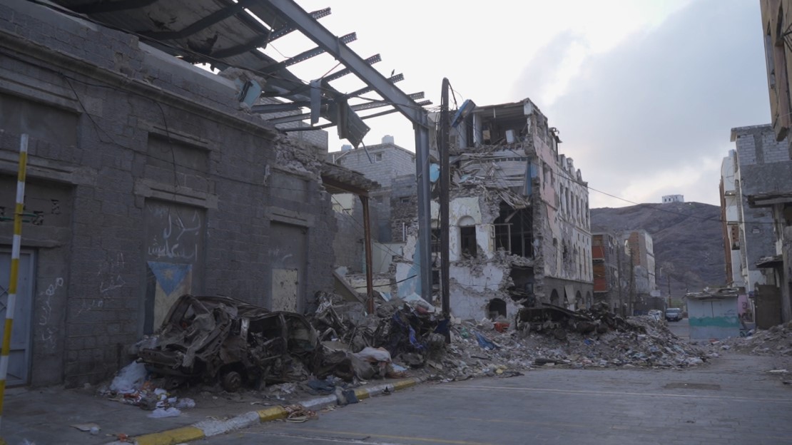 Une rue avec des bâtiments en ruine