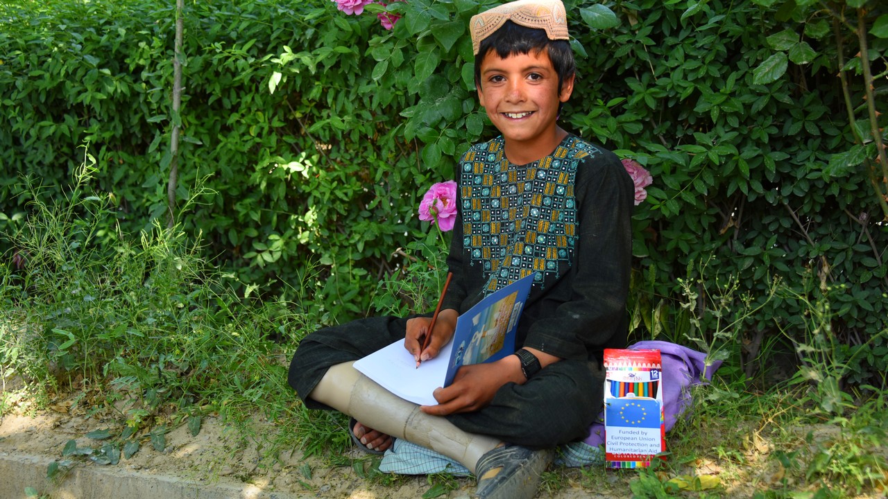 Nisar, jeune Afghan de 10 ans, victime d'un engin explosif improvisé alors qu'il faisait du vélo. Atteint de graves blessures, il a été amputé puis appareillé d'une première prothèse au Centre de réadaptation physique de Kandahar.
