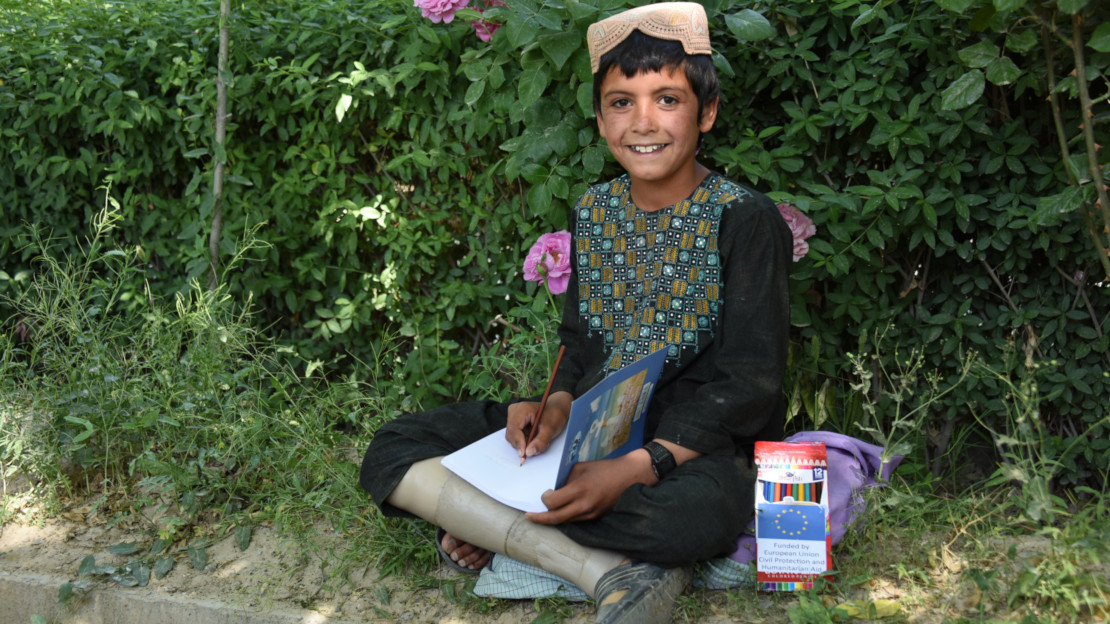 Nisar, jeune Afghan victime de restes explosifs de guerre, soutenu par Handicap International