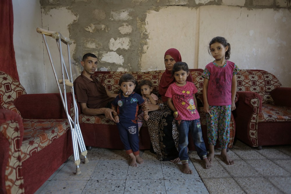 À Gaza, Alaa avec sa famille. Le père reçoit l'aide de Handicap International depuis qu'il a été blessé par balle.