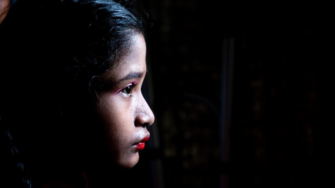 Portrait de profil d'une jeune fille à l'air triste