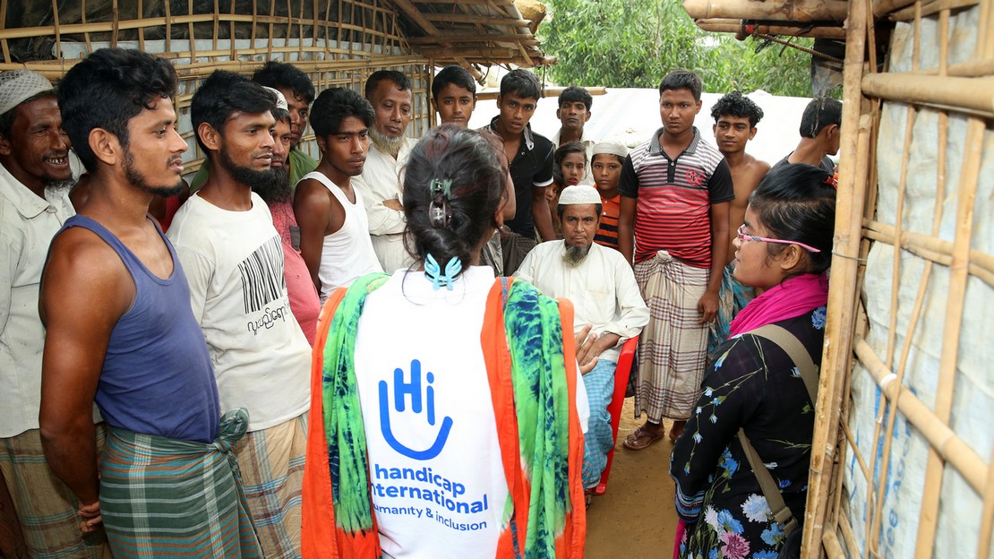 Camp de réfugiés de Kutupalong à Cox's Bazar au Bangladesh. Les équipes mobiles de Handicap International identifient les personnes blessées et offrent des soins de réadaptation.
