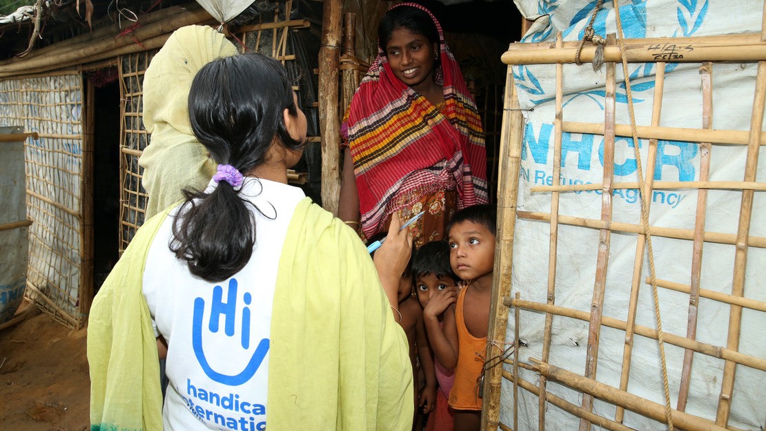 Des membres des équipes mobiles de HI à la rencontre d’une famille de Rohingyas pendant leur maraude quotidienne dans le camp de Kutupalong Ukhia à Cox’s Bazar.