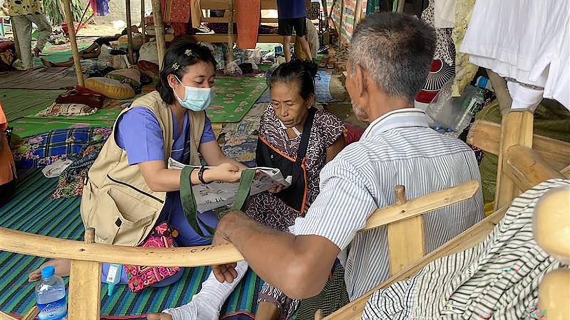 Les équipes de HI aux côtés des victimes du séisme quelques jours après la catastrophe.
