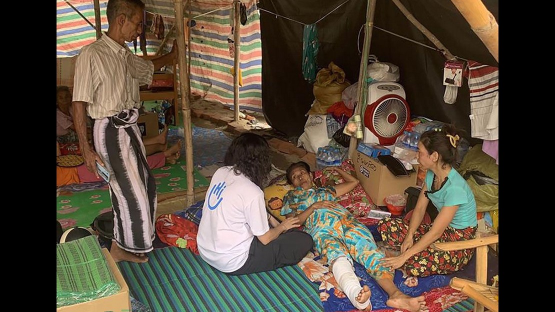 Séance de réadaptation en Birmanie pour Daw Myint Myint Than, 58 ans, blessée dans le séisme du 28 mars 2025, au sein du camp improvisé d’un monastère de Mandalay.