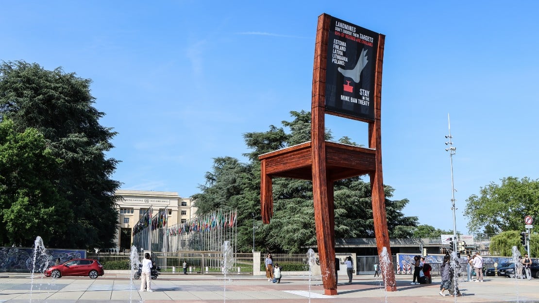 Monument Broken Chair sur la place des Nations à Genève, en hommage aux victimes des mines antipersonnel dans le monde.