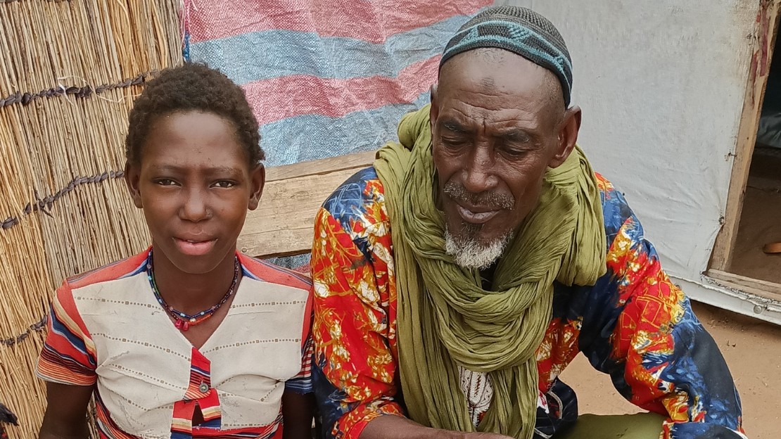 Fatoumata et son grand-père devant leur abri à Windou, au Burkina Faso