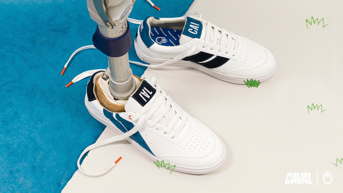 En 2022, CAVAL et Handicap International s'associent à nouveau pour l'inclusion scolaire des enfants handicapés, en proposant une paire de baskets engagées.