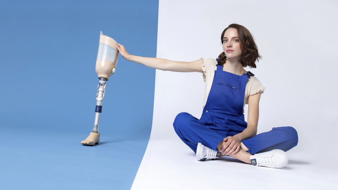 CAVAL et Handicap International s’associent pour promouvoir l’accès à l’école des enfants handicapés dans le cadre de la campagne #school4all. Pour chaque paire de baskets HI x CAVAL vendue, 40 euros sont reversés à l’association.