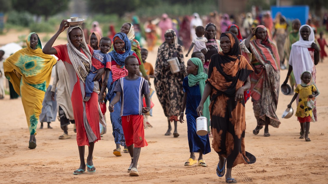 Des réfugiés soudanais attendent une distribution de nourriture dans le camp de réfugiés d'Adré au Tchad, où ils vivent après avoir fui le conflit dans l'ouest du Darfour.