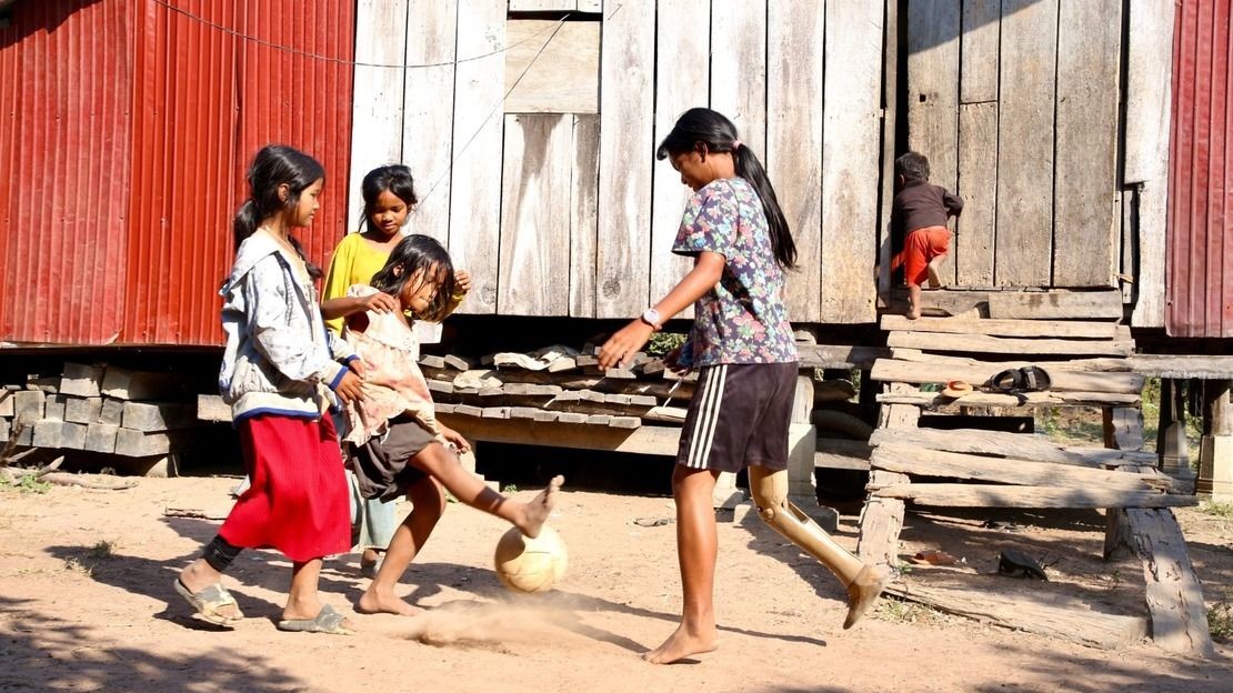 Srey Neang, 13 ans aujourd'hui, a été amputée de la jambe après avoir été blessée dans l’explosion d’un reste de guerre alors qu’elle avait 4 ans.