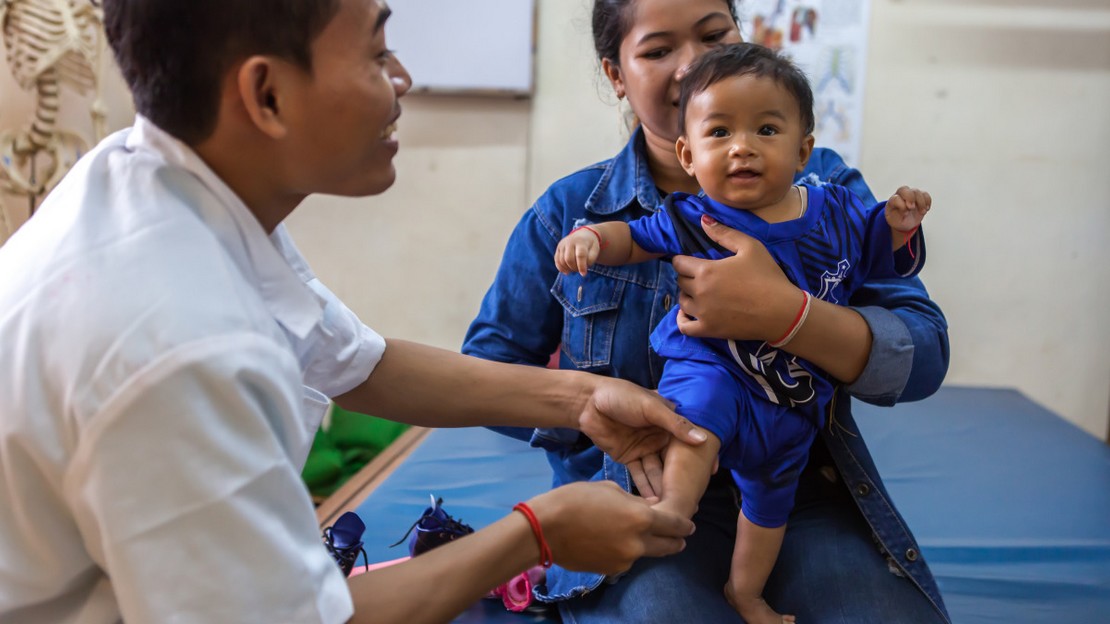 Au Cambodge, le jeune Samnang a bénéficié d'un suivi de qualité pour son pied bot, accompagné par les équipes de Handicap International