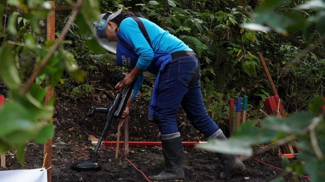 Une démineuse de HI travaille dans la zone de Chaparral, en Colombie, où les équipes doivent régulièrement faire face à des inondations, des éboulements ou des glissements de terrain.