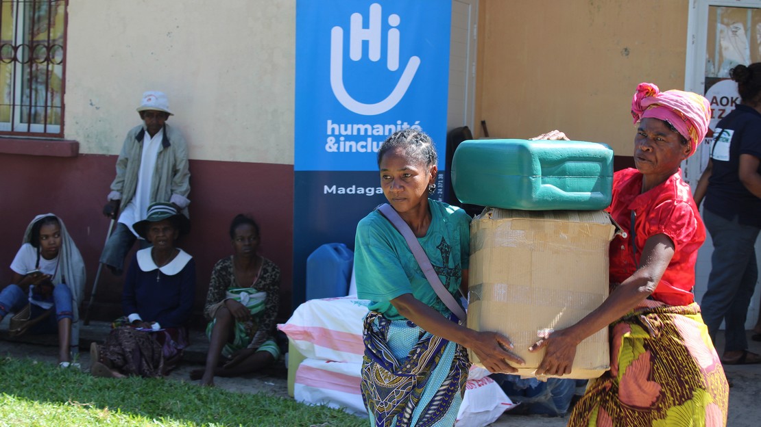 En réponse aux cyclones intenses consécutifs qui ont dévasté les communautés à Madagascar, HI a distribué des kits ménagers, des kits d'hygiène, des kits de dignité et de l'argent liquide à 1 024 ménages, en ciblant les personnes handicapées et les personnes vulnérables.