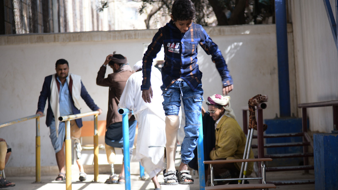 Abdullah a 12 ans. Grièvement blessé au Yémen lors d'un bombardement aérien en décembre 2019 alors qu'il jouait dehors avec des amis, il a dû être amputé. Handicap International lui est venu en aide.