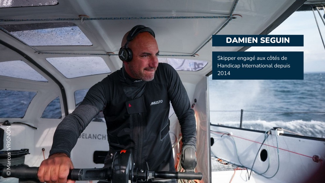 Le skipper français Damien Seguin, aux côtés de Handicap International depuis 2014, en pleine manœuvre sur son bateau en mer.