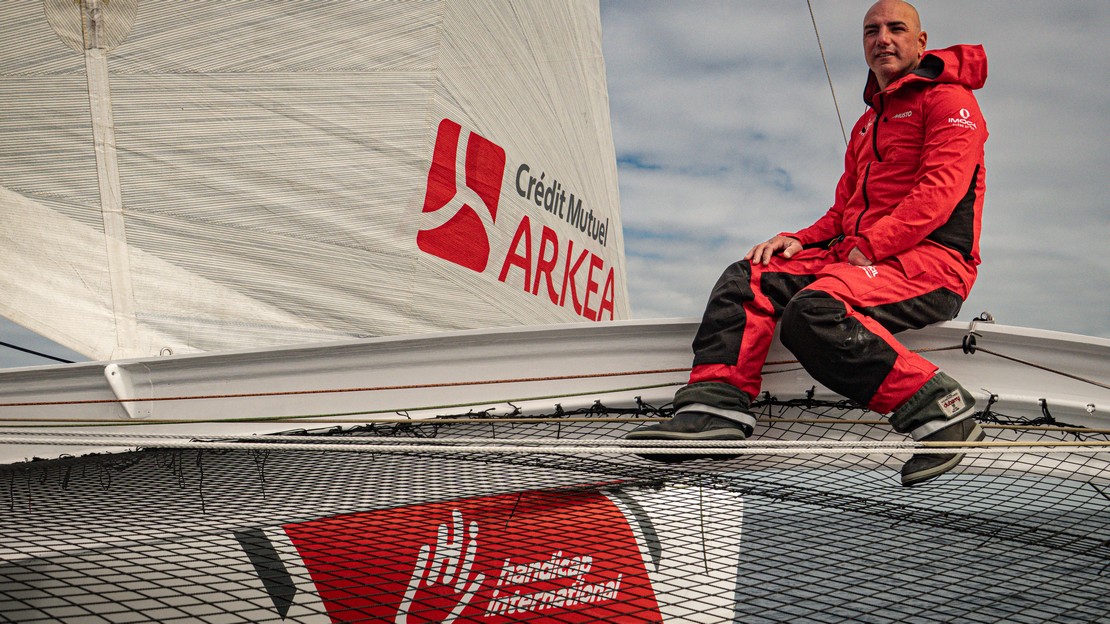 Le skipper Damien Seguin sur son trimaran “Arkéa - Handicap International”