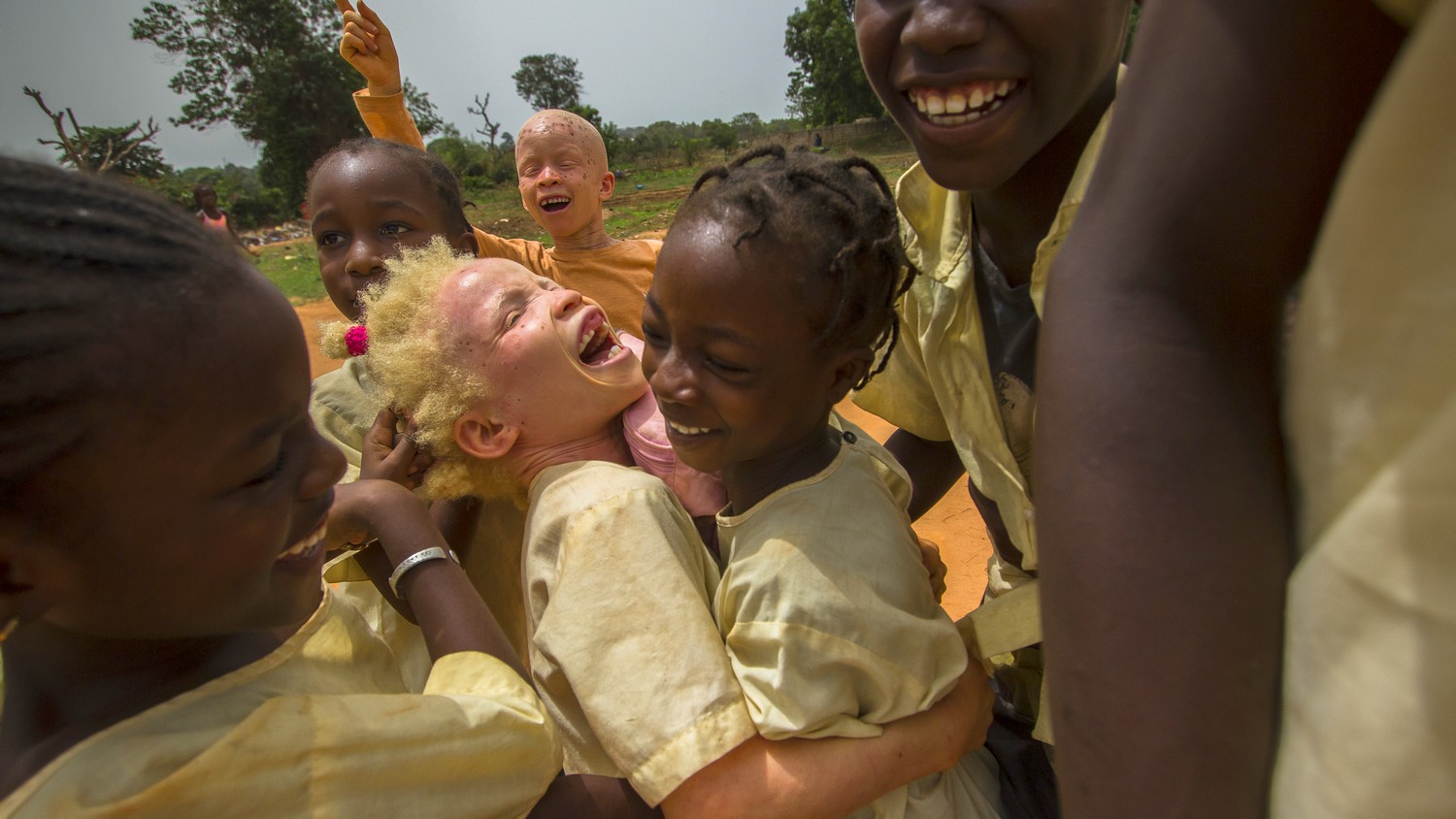 Aicha en plein jeux avec ses amis à l'école