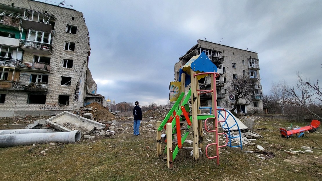 Immeubles détruits par des armes explosives dans la région de Kharkiv en Ukraine. Au premier plan, ce qu'il reste de jeux pour enfants.
