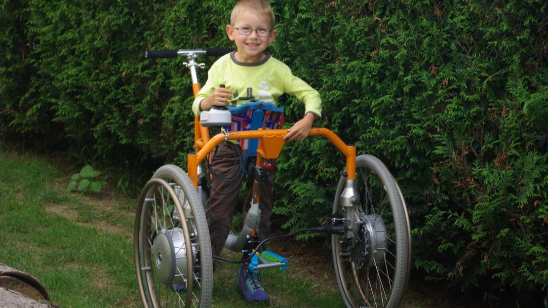 Nolann avec le déambulateur à assistance électrique inventé par son père, gagnant du premier prix du public en 2018