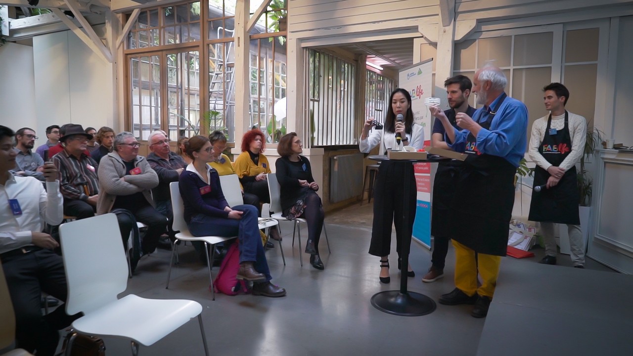 Les parrains du concours Fab Life Jérôme Bonaldi et Grégory Cuilleron avec une inventrice primée lors de la remise des prix le 11 janvier à Paris