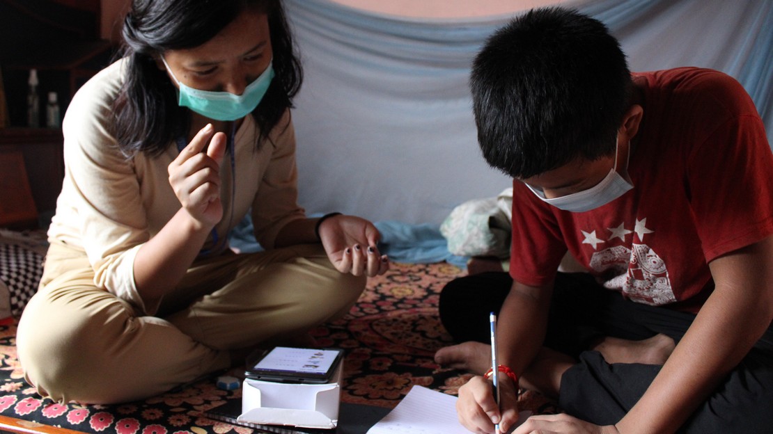 Abishek, 12 ans, était un élève brillant mais à partir de 2015, il a commencé à avoir des difficultés auditives qui se sont aggravées progressivement. Pour soutenir les jeunes Népalais comme Abishek qui doivent dépendre de la langue des signes pour leur éducation, Handicap International a développé dans le cadre du projet « Lecture pour tous » une nouvelle application d'apprentissage de la langue des signes népalaise, qui aide les enfants sourds à développer des compétences en pré-alphabétisation, en lecture et en langue des signes. Ici Abishek étudie avec son facilitatrice, Sarita Rana.