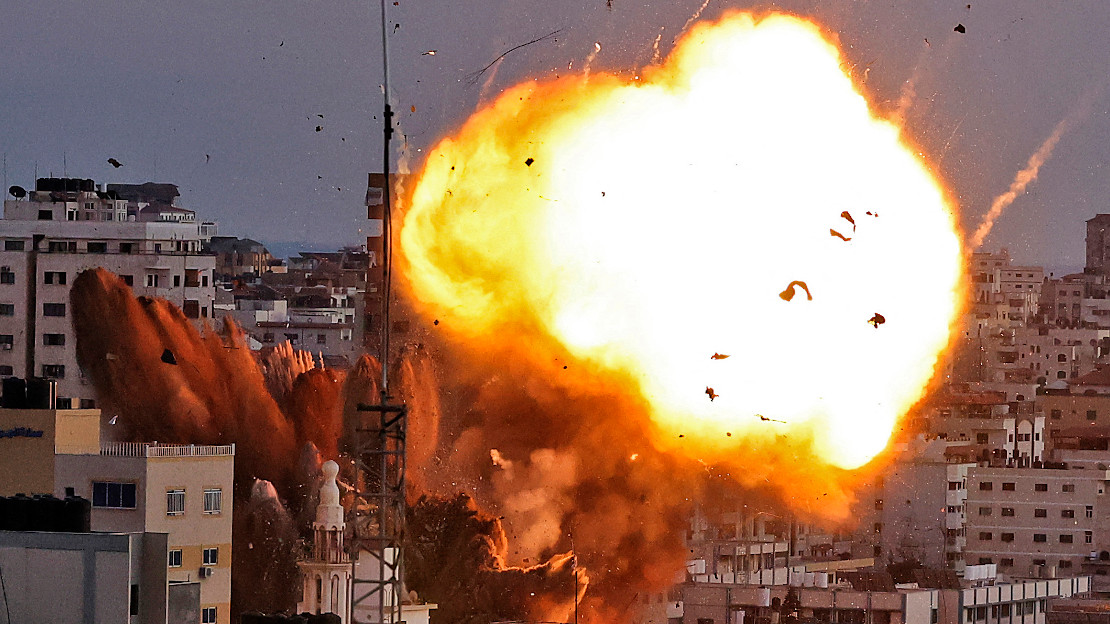 Explosion suite à un bombardement sur la ville de Gaza le 14 mai 2021 © MAHMUD HAMS / AFP
