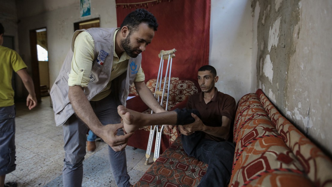 À Gaza, Alaa avec sa famille. Le père reçoit l'aide de Handicap International depuis qu'il a été blessé par balle.