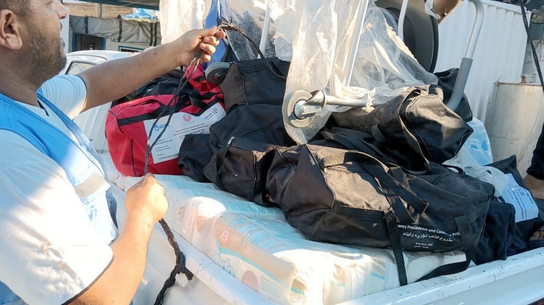 Un homme prépare un kit d'articles d'urgence dans la bande de Gaza.