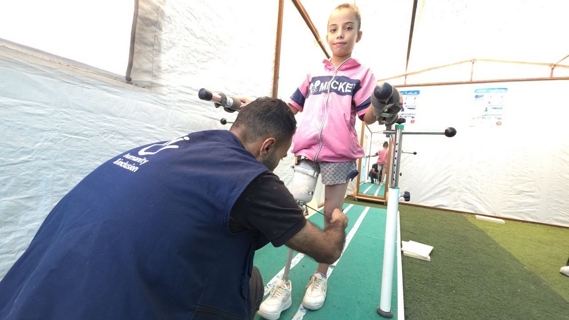 Malak, 9 ans, marche à nouveau grâce à sa prothèse